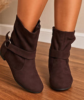 Comprar bota feminina cano médio marrom de inverno elegante barato AREZZO